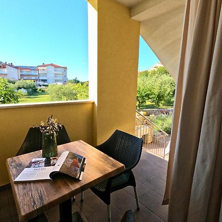 Apartments Goltes Lovrečica Екстериор снимка